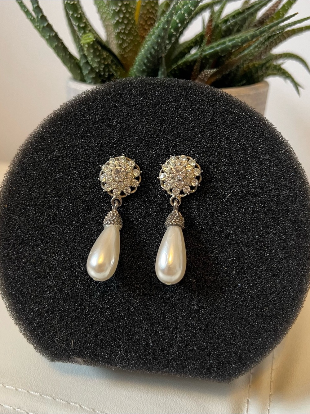 Elegant Pearl Drop Crystal Earrings - White Pearls